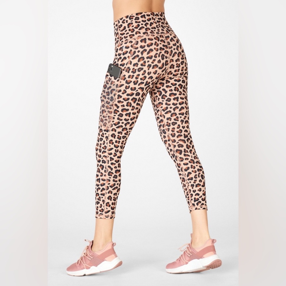 Fabletics On-The-Go Crops - Picture 3 of 7
